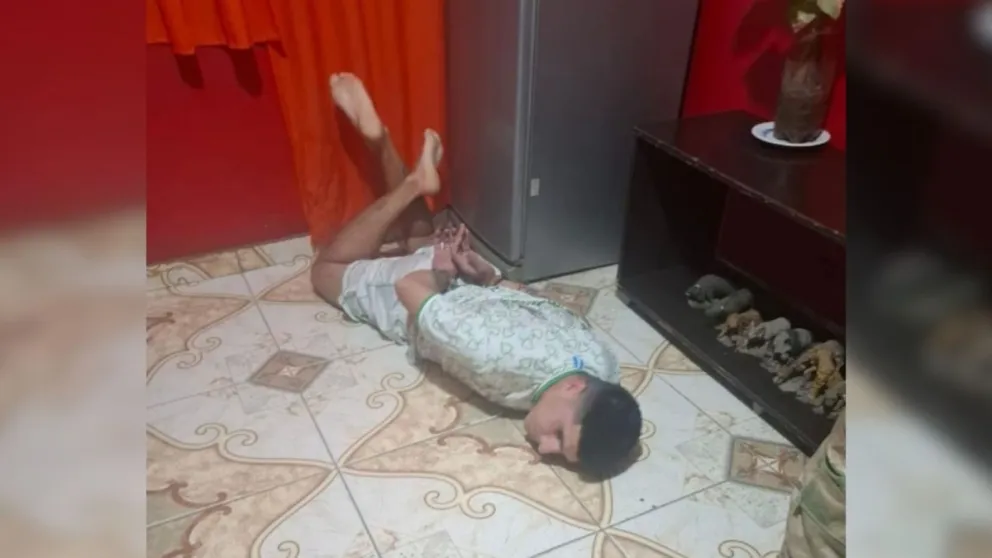 Tras las rejas. Franco Ariel “Chorico” González, sindicado como el líder de una facción de la barra de San Martín, en el piso, esposado y ya detenido esta madrugada en el barrio Costa Canal 2.