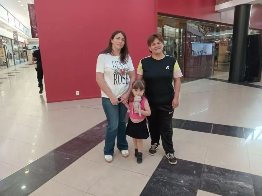 Nina, su madre y Erica, quien recuperó a Monoleón.