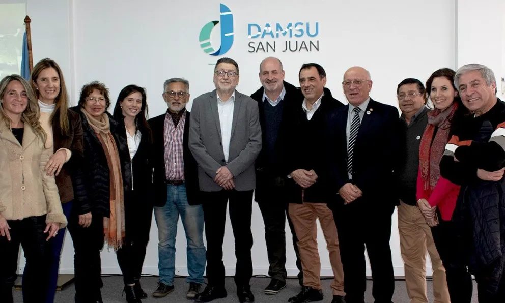 Posturas. Alfredo Russo, presidente de DAMSU (al centro), junto a Daniel Durán (el segundo a su izquierda) y el rector Tadeo Berenguer, durante un acto en 2023. Ahora, tendrán miradas contrapuestas sobre la libre elección de una obra social.