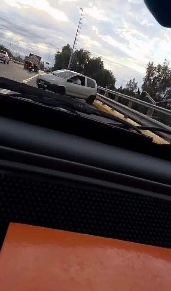 Se metió en contramano por la Circunvalación y otro conductor lo frenó para evitar un accidente. 