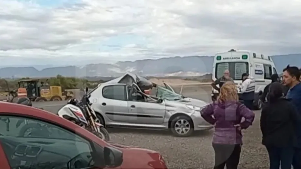 El auto quedó destruido. Foto gentileza.