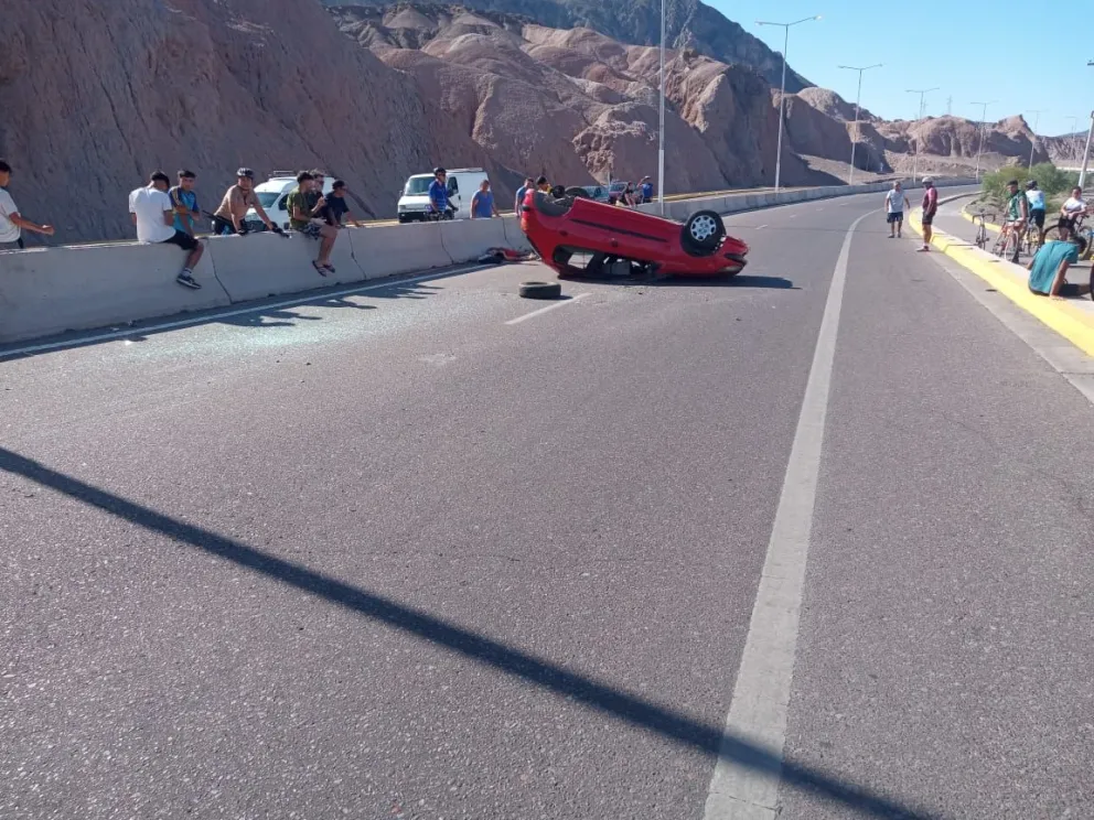 El Peugeot 206 rojo dado vuelta en plena Ruta del Sol.