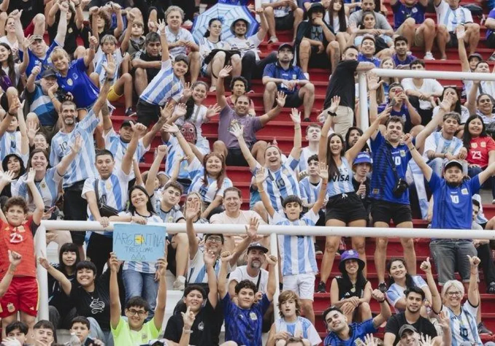 Furor por la Selección argentina en España: más de 20.000 personas asistieron al entrenamiento. 