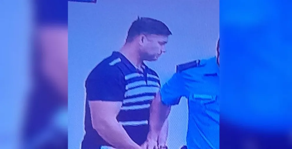 Mauricio Sebastián Díaz, el gendarme detenido atrás acusado de golpear al niño de 5 años que estaba por adoptar. Foto captura video.