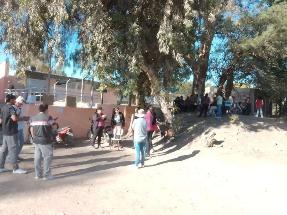 Manifestación. Los padres de los alumnos de la Escuela Alejandro Fleming en la toma de hoy. (Gentileza: Jáchal transmite)