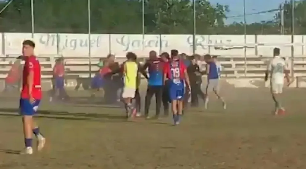 Foto captura del momento de las agresiones que recibieron jugadores de Villa Hipódromo en el partido disputado ante Del Bono.