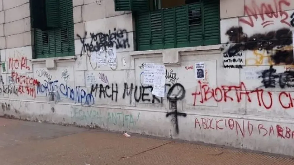 La fachada de la Escuela Normal Sarmiento, sobre Avenida Libertador entre Santiago del Estero y Avenida Alem, fue pintada tras una marcha del 8M. 