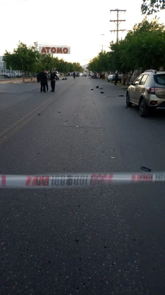 Personal policial trabajando en el lugar donde ocurrió el trágico siniestro vial.