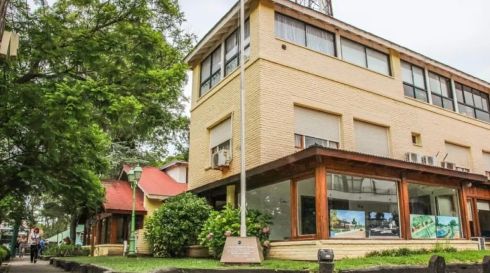 Despiden a la tesorera de Pinamar tras ser filmada robando fondos públicos. 