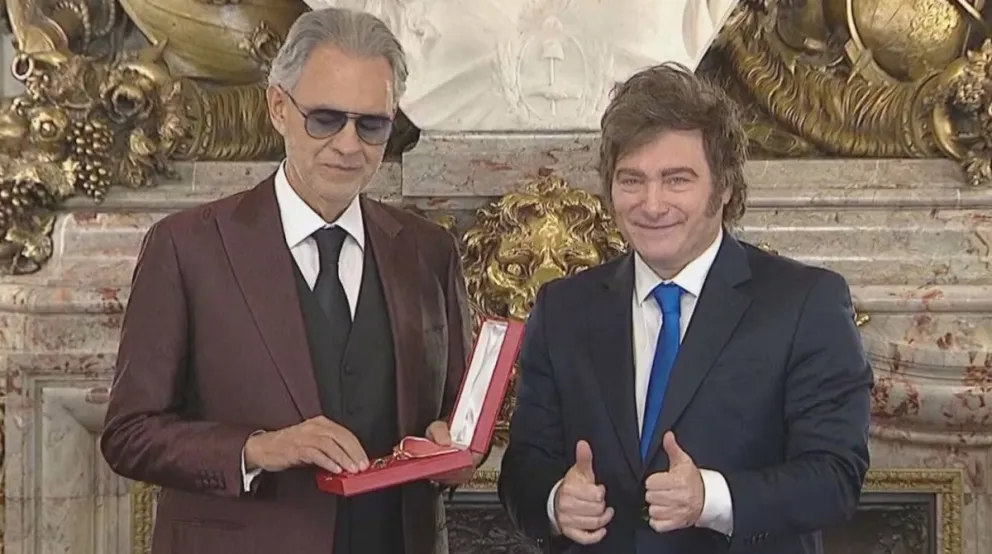 El Presidente se encontró con el tenor italiano, que cantó en el salón Blanco de la Casa de Gobierno.