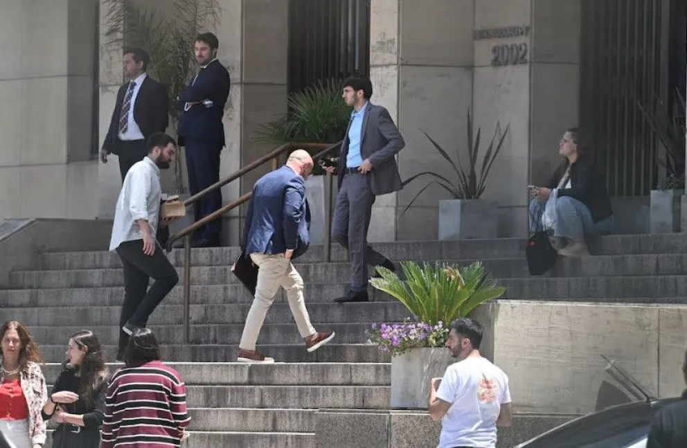 Diego Spagnuolo en las escalinatas del acceso principal a los tribunales federales de Retiro.

