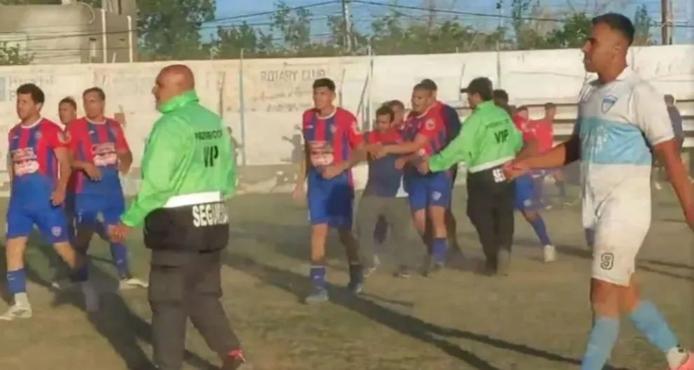 Barbarie. Lo que se vivió el domingo en la cancha de Del Bono.