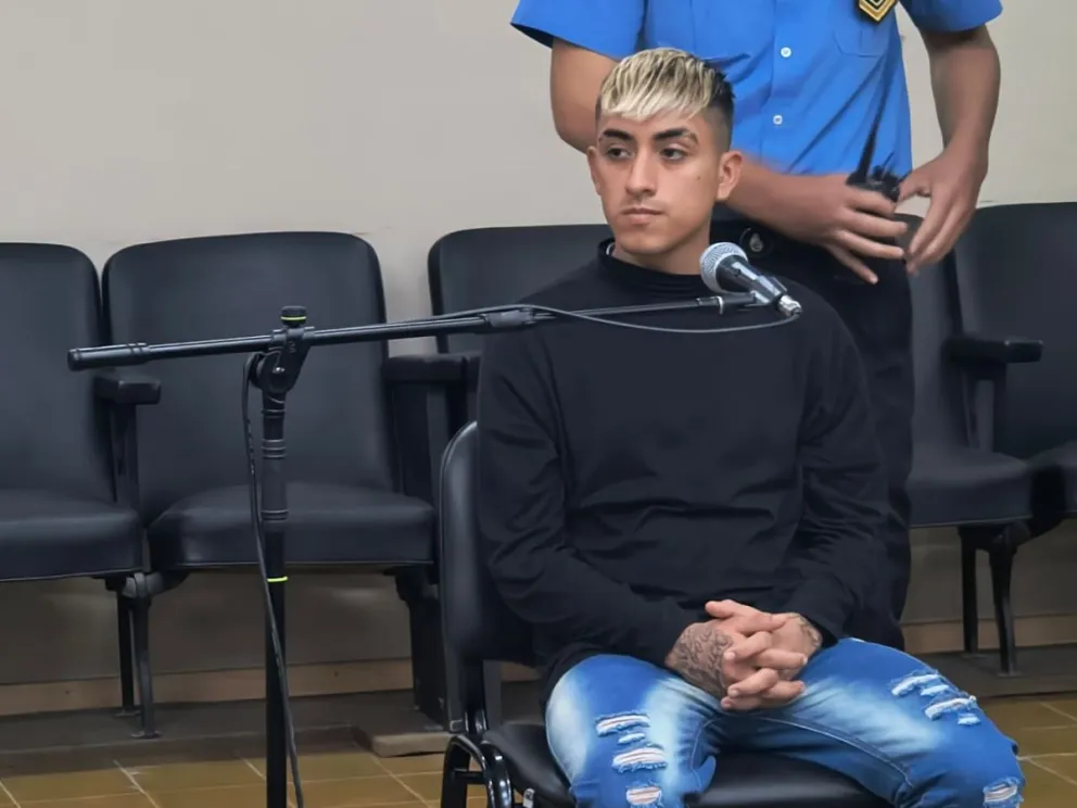 Axel Muñoz, el joven acusado de realizar la triple amenaza de bomba a una escuela de Rawson, fue liberado este jueves. Foto 0264Noticias.