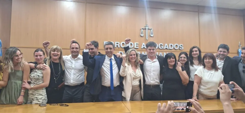 Celebración. José Salinas y Gabriela Ramos, en el centro de la imagen, festejando el triunfo en el Foro de Abogados. (Foto: 0264 Noticias)