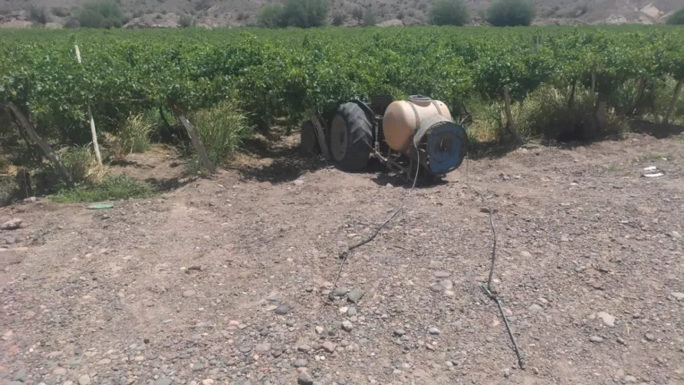 El tractor que aplastó en su abdomen al anciano, que lucha por su vida.