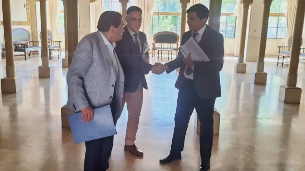 Asistencia. El presidente del Jury, el cortista Guillermo De Sanctis, llegó acompañado del secretario Fabricio Poblete, quienes saludaron al abogado Pablo Vila. Luego, ingresó el diputado Leopoldo Soler. Fueron los presentes y la reunión pasó al martes.