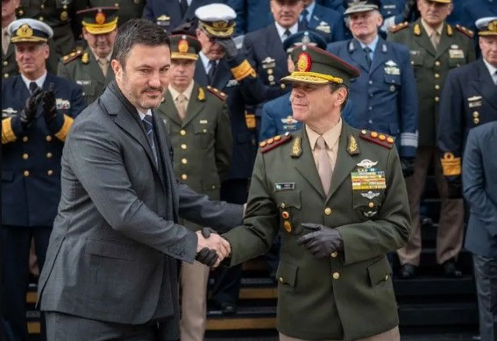 Luis Petri y su reemplazo, Carlos Presti.