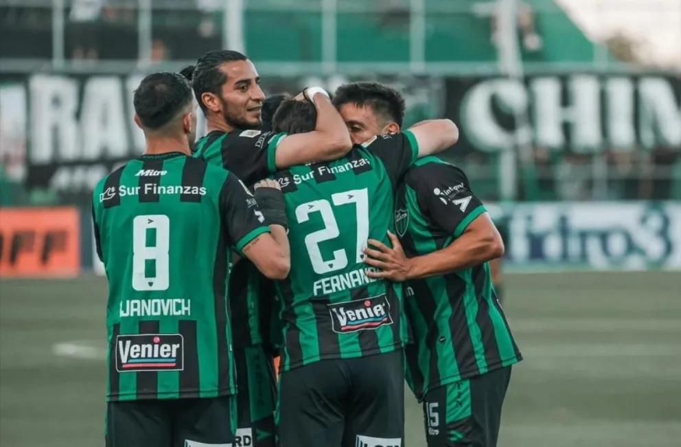 Festejo. Los jugadores de San Martín celebran un tanto en Concepción, donde se observa en el dorso de la camiseta el sponsor de Sur Finanzas.