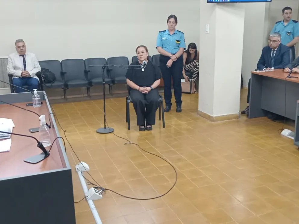 La obstetra Daniela Saldívar escuchando el veredicto. (FOTOS: 0264 NOTICIAS)
