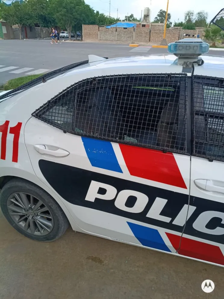 El delincuente rompió los vidrios de un patrullero.