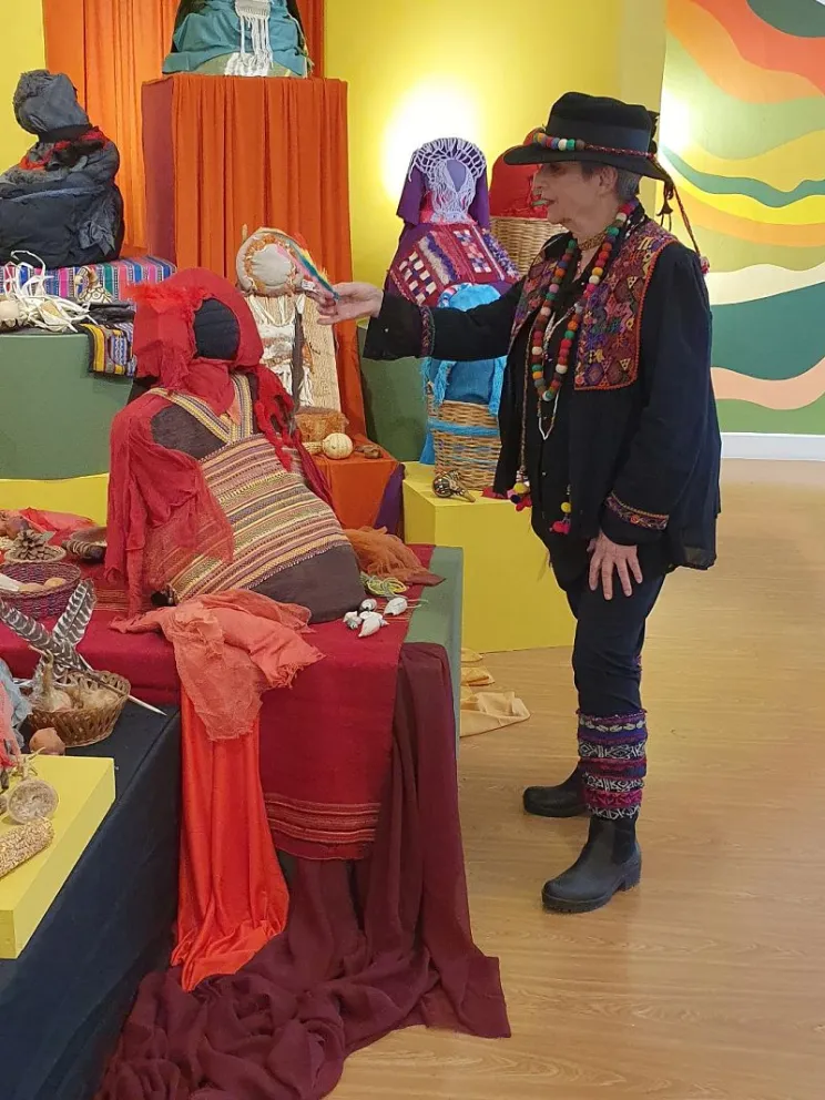 Silvina en su muestra "Santuarios, rituales del tiempo".