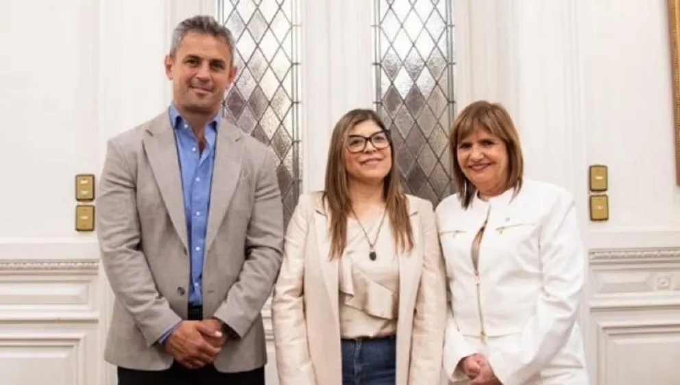La diputada Verónica Razzini, junto a Patricia Bullrich y Martín Menem.
