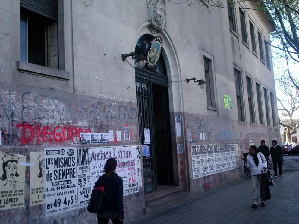 La Facultad de Artes de la Universidad Nacional de La Plata.