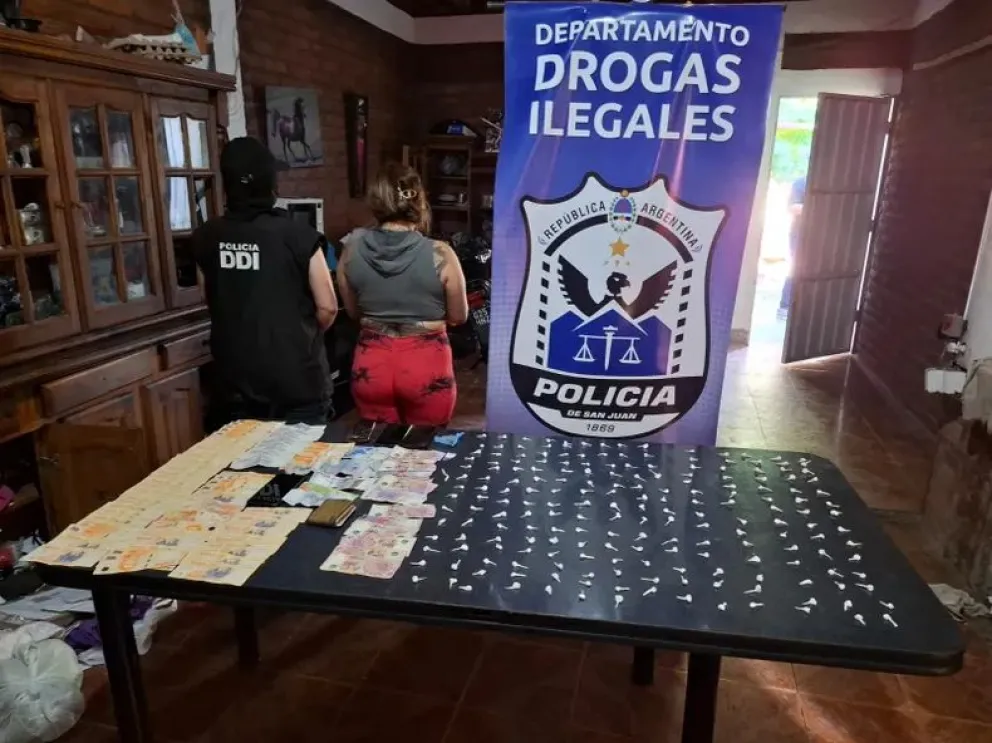 En la foto, la mujer detenida en Rawson tras los allanamientos realizados.