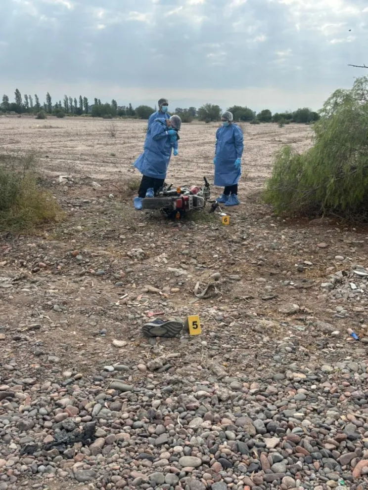 Personal de Criminalistas, fiscales y policías trabajando en el lugar del siniestro vial.
