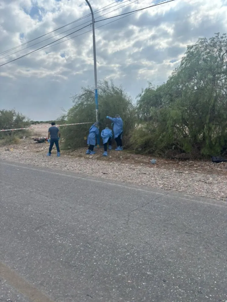 Personal de Criminalistas, fiscales y policías trabajando en el lugar del siniestro vial.