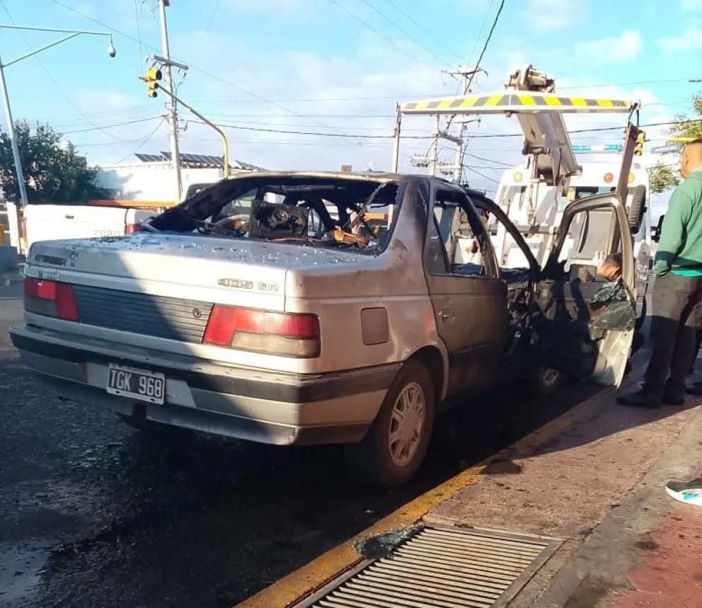 Se incendió un auto y los playeros de una estación de servicio lograron apagarlo. 