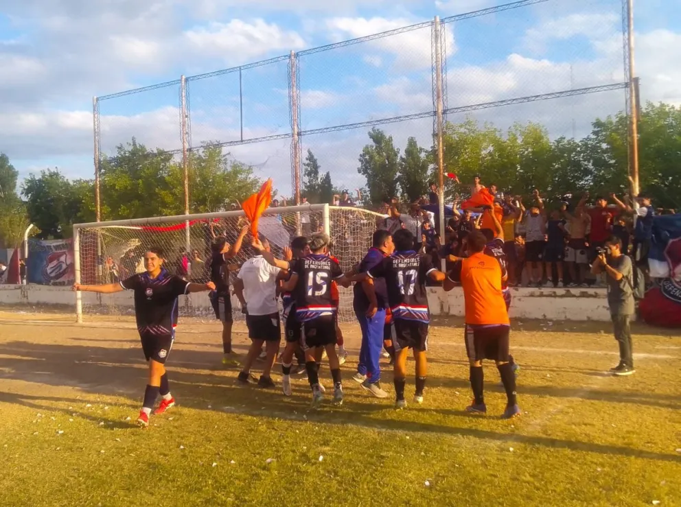 Defensores festejando con sus hinchas tras lograr el ascenso la primera del fútbol sanjuanino.