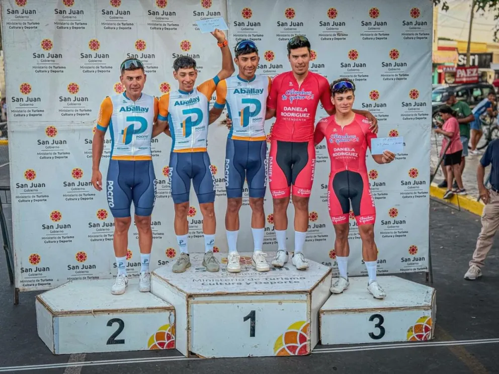 En el centro del podio Rodrigo Díaz tras ganar la edición 53° de la Doble Chepes.