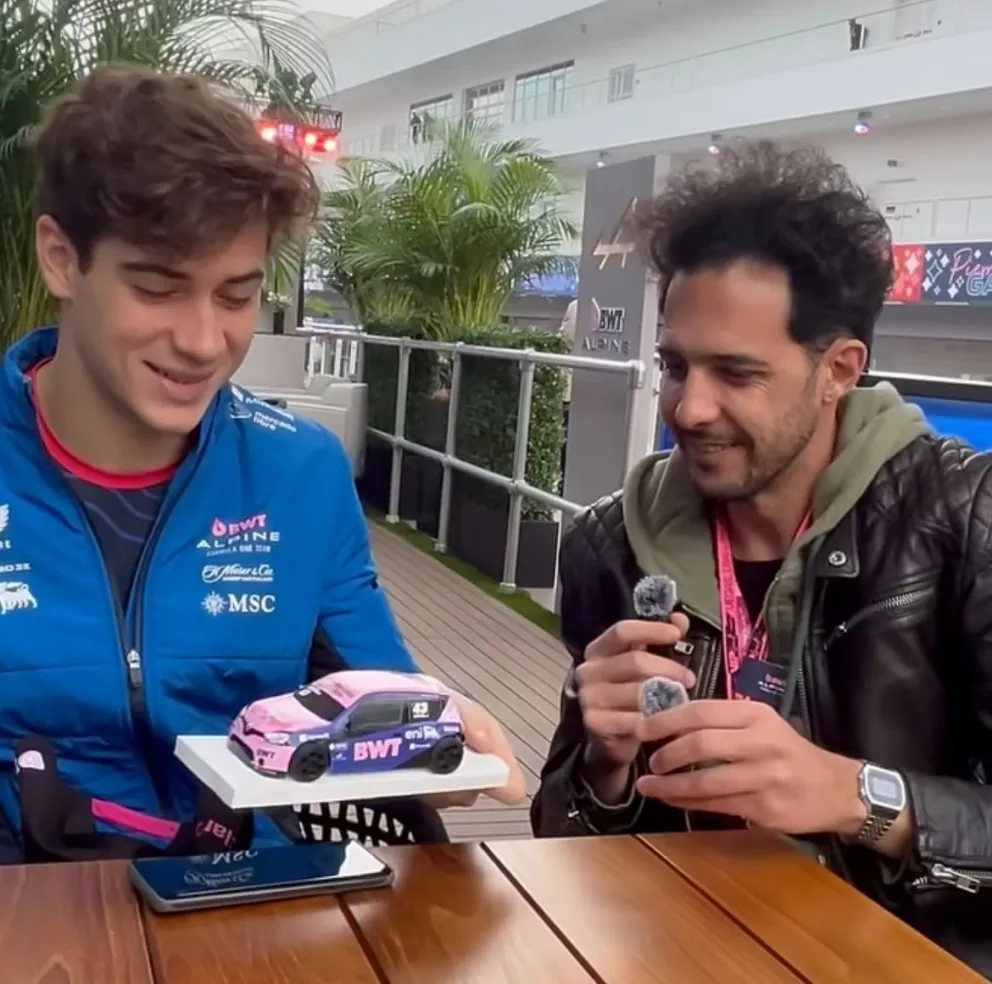 Franco Colapinto junto a Mariano (periodista) recibiendo el Renault Clío que fue creado por el sanjuanino Leonardo Bustos.