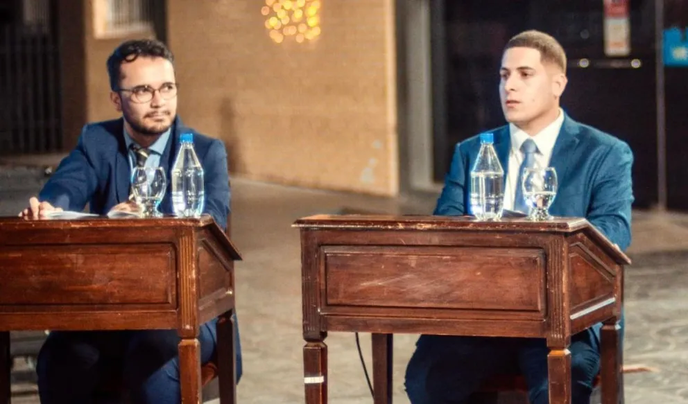 Respuesta. Emanuel Castro y Ramiro Fernández fueron denunciados por la secretaria del bloque por presunta extorsión. A raíz de ello, el Concejo, por mayoría y en una sesión polémica, los suspendió. Ahora, ambos irán a la Justicia.