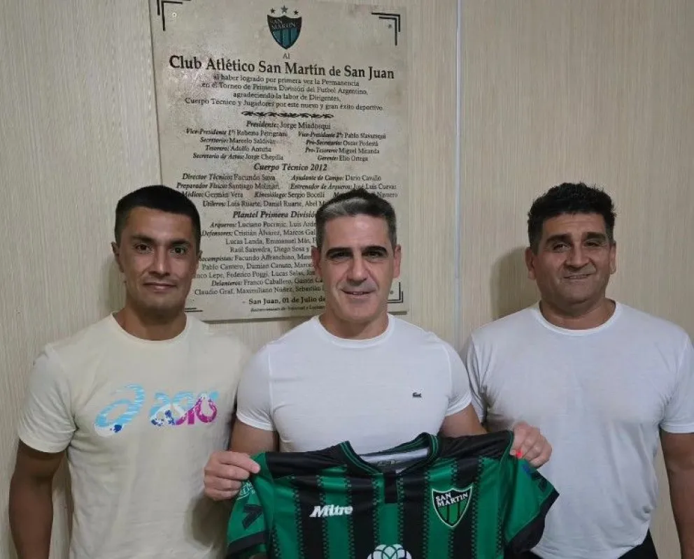 El gancho. Ariel Martos, en el centro, tras poner la firma en el nuevo contrato como DT de San Martín. Tendrá a Luis Martínez como su Ayudante de Campo y Feliz Soraire de Preparador Físico.