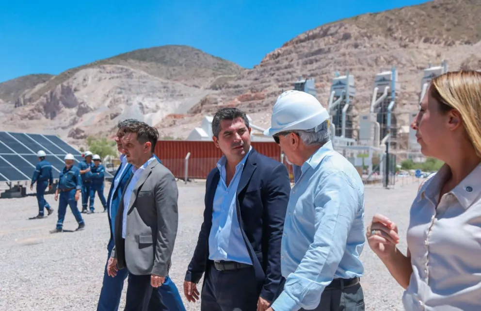 El gobernador Marcelo Orrego junto al ministro de Minería, Juan Pablo Perea, en una inauguración de un parque solar de una empresa calera. 