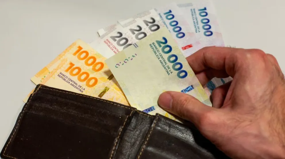 El Gobierno estableció el aumento del salario mínimo hasta agosto de 2026: cómo queda el básico y la hora. 