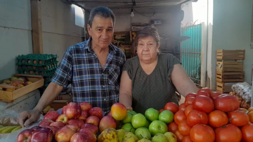 Héctor y Estela trabajando en su verdulería esta mañana. Foto 0264Noticias.