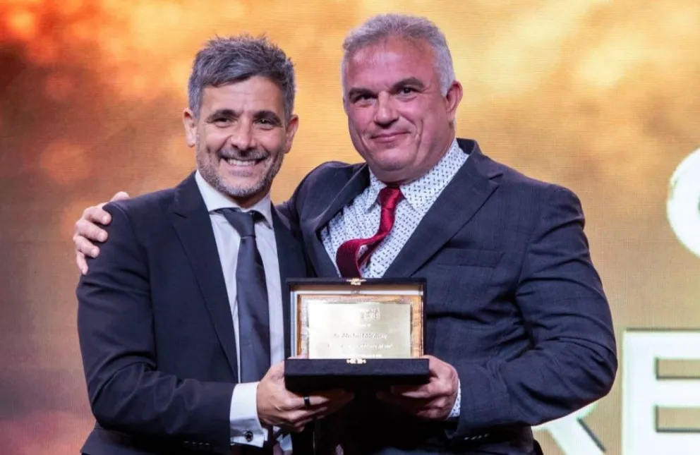 Galardón. Michael Meding, a la derecha, recibiendo la placa por ser elegido el 'Empresario Minero del Año 2025'.