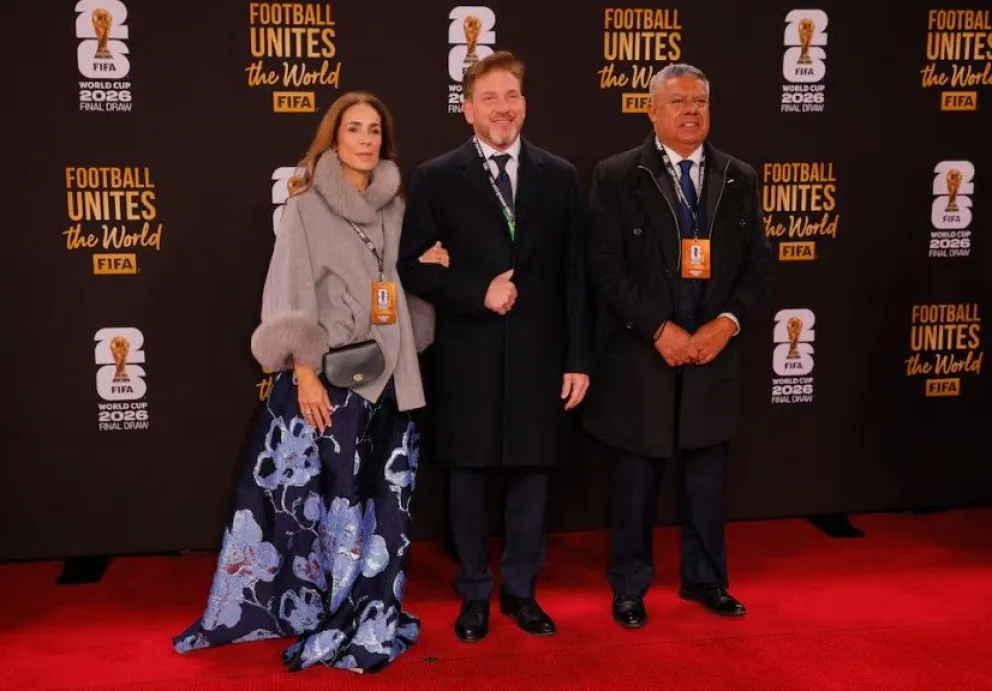 Alejandro Dominguez y su esposa Maria Mercedes Perez, junto a Claudio Tapia.
