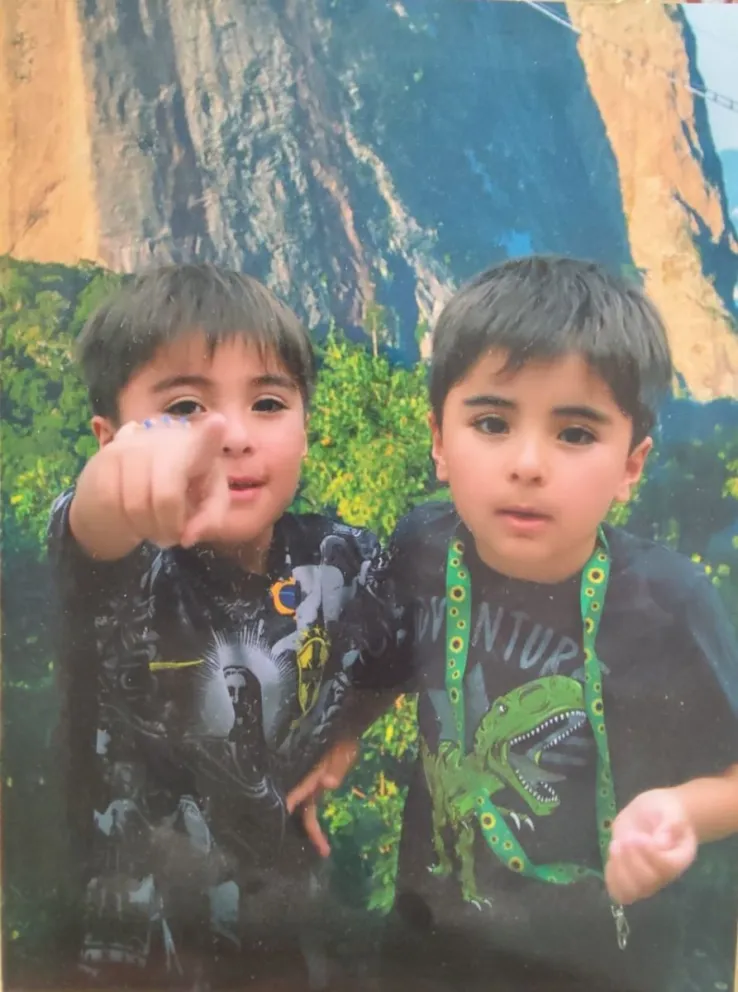 Mellizos sanjuaninos y un mensaje concientizador sobre la pirotecnia, uno de ellos tiene autismo.