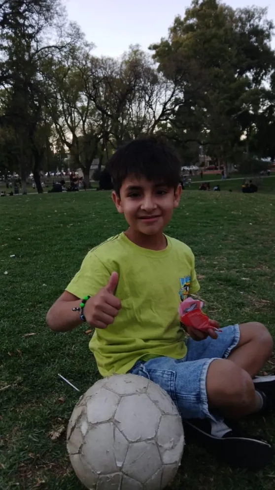 Logan fue diagnosticado a los 2 y medio con miastenia ocular, una enfermedad neuromuscular poco frecuente. Hoy tiene 8 años.