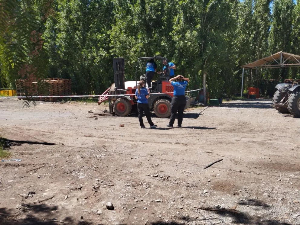 Personal de científica trabajando en el lugar del accidente.