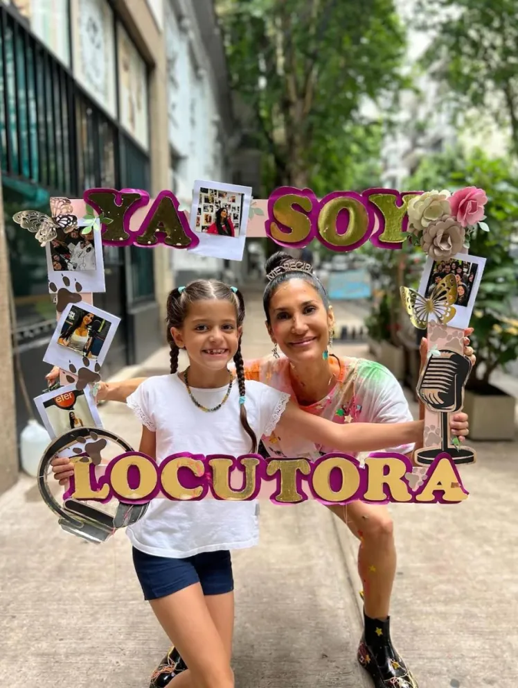 Silvina Escudero se recibió de locutora y lo celebró a lo grande.