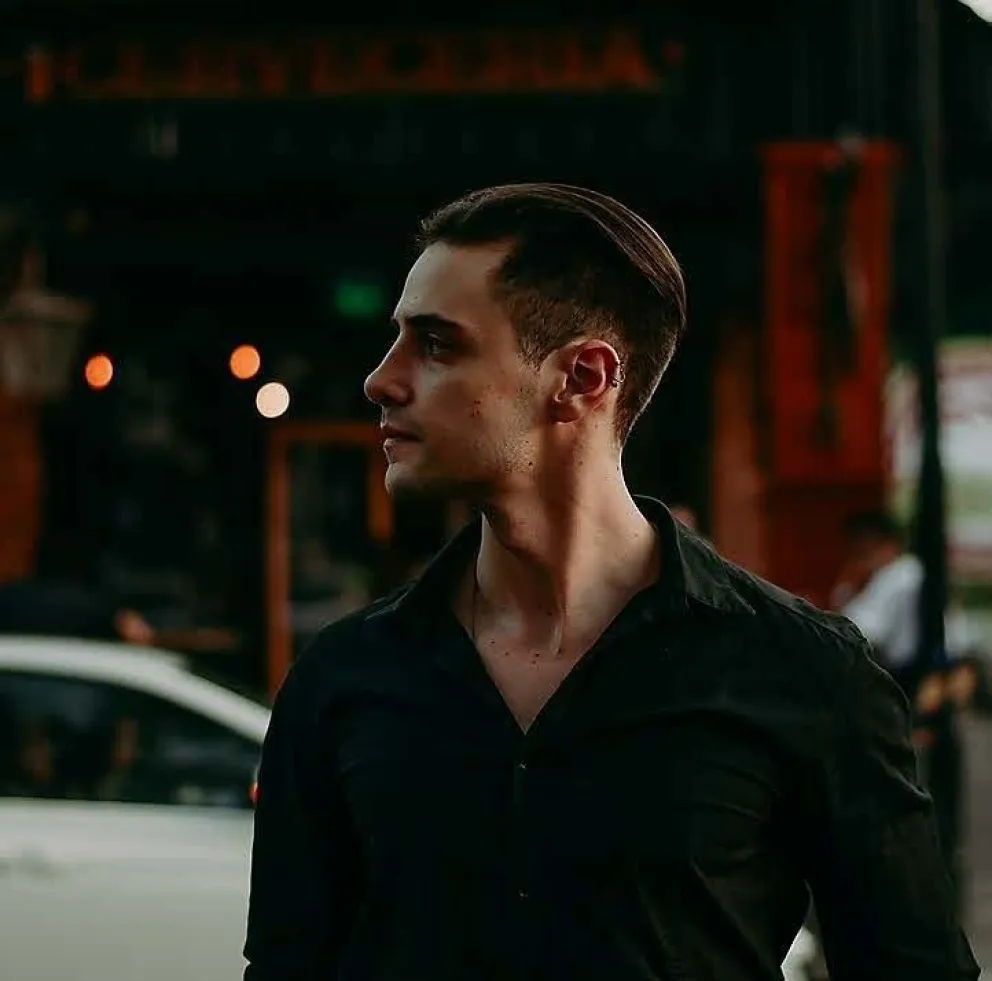 Gerardo Lecich Abraham: nació el Día del Tango, creció entre sus padres maestros y hoy vive su mayor pasión. 