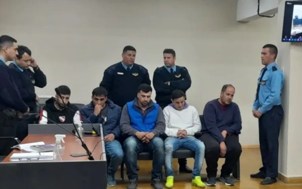 Al banquillo. Los cinco acusados del violento asalto al empresario Emanuel Rodríguez.