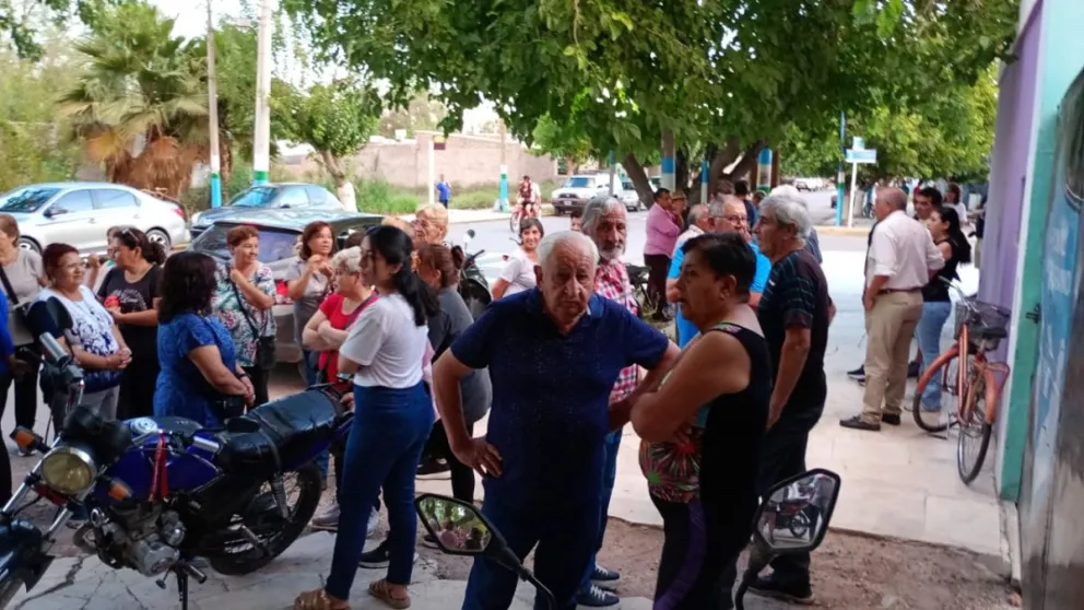 Vecinos de La Laja reclamando el 11 de diciembre pasado, en el frente de la Unión Vecinal Manuel Belgrano.