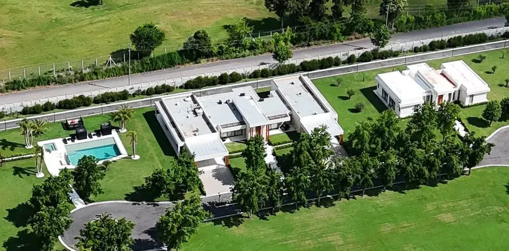 La mansión allanada este viernes y que estaría relacionada con Chiqui Tapia.