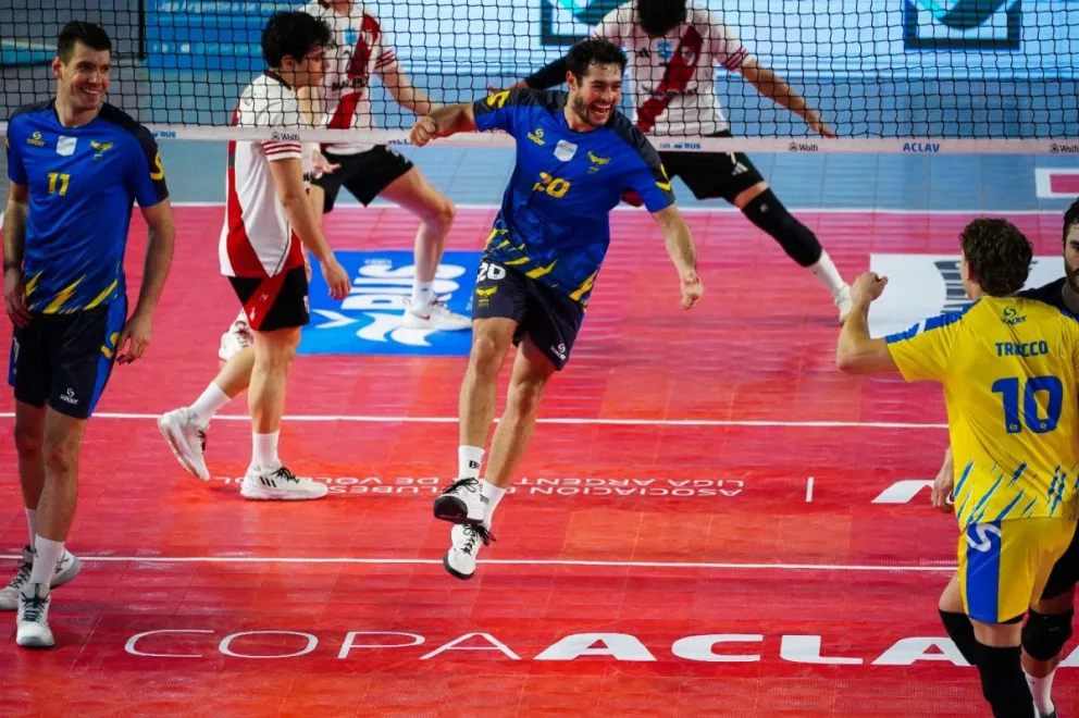 Los jugadores festejando uno de los puntos que le permitió avanzar a la semifinal de la copa ACLAV.